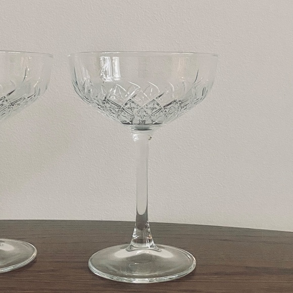 ❤️ Anthropologie Set of 2 Champagne Cocktail Glasses Glass Etched - Picture 3 of 7